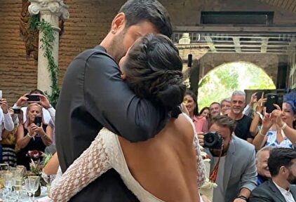 Un romántico beso de los novios | Instagram