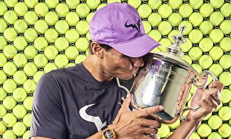 Rafa Nadal besa el trofeo que le acredita como campeón del US Open. | EFE