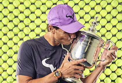 Rafa Nadal besa el trofeo que le acredita como campeón del US Open. | EFE