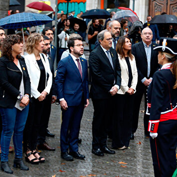Torra y otros cargos en el momento en el que se ha escuchado el Himno. |  EFE