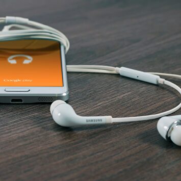 Un teléfono con auriculares. |  Pixabay/CC/FirmBee