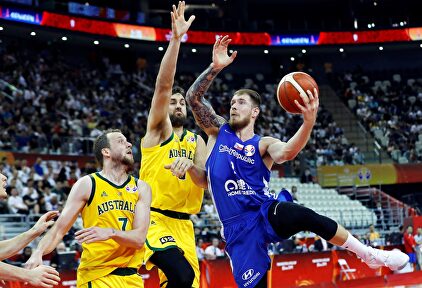 Bogut fue clave en el triunfo de Australia ante Chequia | EFE