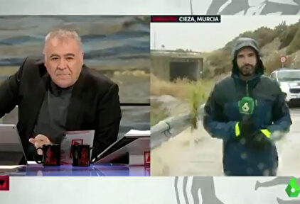 Ferreras y el reportero durante la conexión. | La Sexta