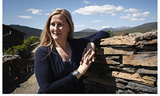 Luz Gabás durante la presentación de El latido de la tierra, en Majaelrayo | Planeta