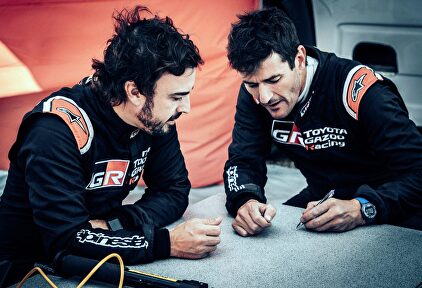 Fernando Alonso y Marc Coma. | EFE