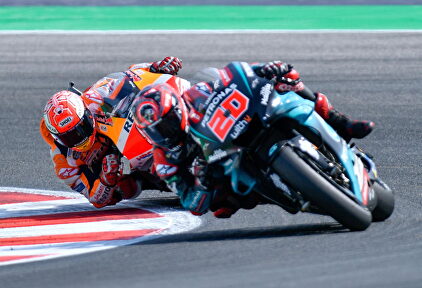 Marc Márquez adelantando a Quartararo. | EFE