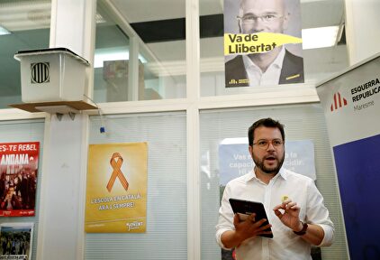 El adjunto a la presidencia de ERC, Pere Aragonès, vota telemáticamente en la sede de ERC en Mataró (Barcelona). | EFE