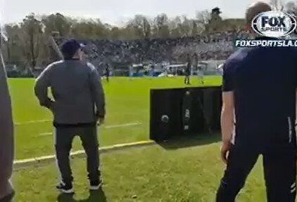 Locura máxima de Maradona tras su primer gol como entrenador de Gimnasia