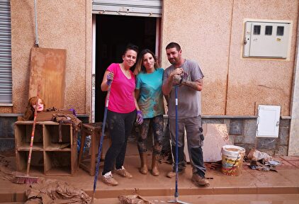 Yolanda García (en el centro) quita el barro de su peluquería destrozada por la DANA (Los Alcázares, Murcia) | Libertad Digital