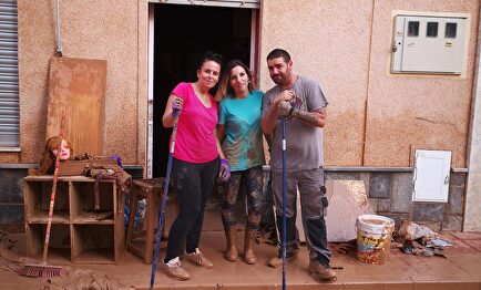 Yolanda García (en el centro) quita el barro de su peluquería destrozada por la DANA (Los Alcázares, Murcia) | Libertad Digital