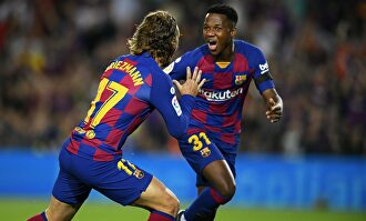 Ansu Fati celebra su gol ante el Valencia con Griezmann. | Cordon Press