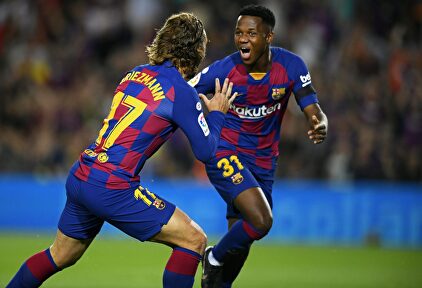 Ansu Fati celebra su gol ante el Valencia con Griezmann. | Cordon Press