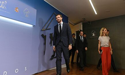 Pablo Casado llega a la sala de prensa con su equipo. | EFE