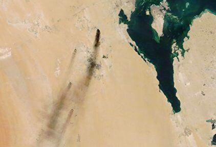 Vista satelital del ataque a las instalaciones petrolíferas de Arabia Saudí | EFE
