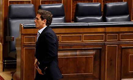 Albert Rivera, saliendo este miércoles del hemiciclo, junto a una vacía bancada azul. | EFE