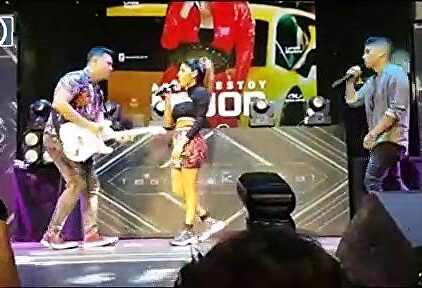 Isa P. canta 'Ahora estoy mejor' en directo acompañada de una guitarra