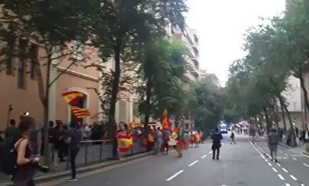 Un centenar de manifestantes frustra el acoso de los CDR a la Guardia Civil