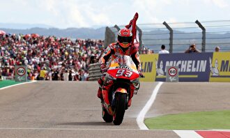 Marc Márquez celebra su victoria en el circuito Motorland de Alcañiz. | EFE