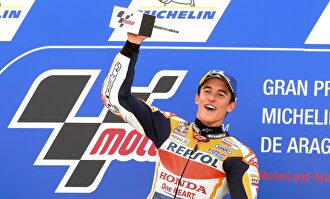 Marc Márquez celebra su victoria en el GP de Aragón. | EFE
