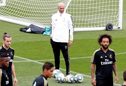 Zidane dirige un entrenamiento del Real Madrid en Valdebebas. | EFE