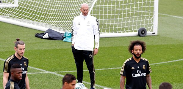 Zidane dirige un entrenamiento del Real Madrid en Valdebebas. | EFE