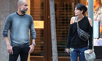 Pep Guardiola y Cristina Serra por las calles de Mánchester | Gtres