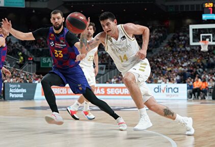 Deck (14) trata de desbordar a Mirotic (33) | ACB Photo