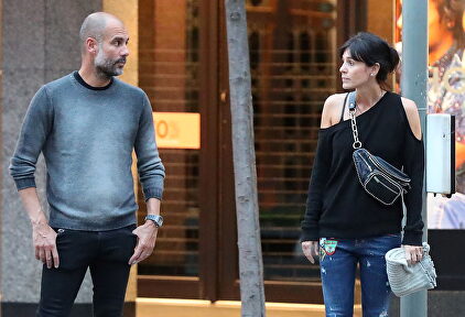 Pep Guardiola y Cristina Serra por las calles de Mánchester | Gtres