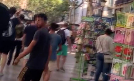 "Collejator", el ciudadano que se dedica a golpear en la cabeza a los carteristas que detecta en las Ramblas