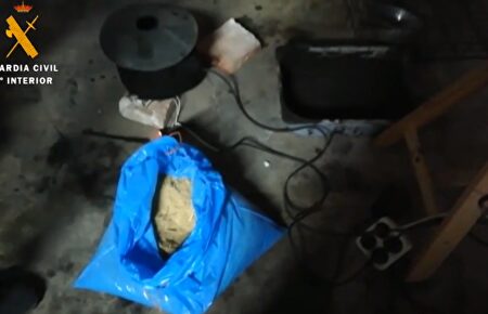 Una de las bolsas con material incautada. | Guardia Civil