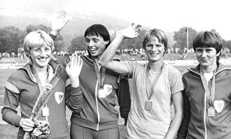 Ines Geipel (izqda) junto a Bärbel Wöckel, Ingrid Auerswald y Marlies Göhr, tras el récord del mundo del 4x100 por equipos. | Wikipedia
