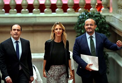 Álvarez de Toledo con Serrano y Fernández en el Parlamento de Cataluña | EFE