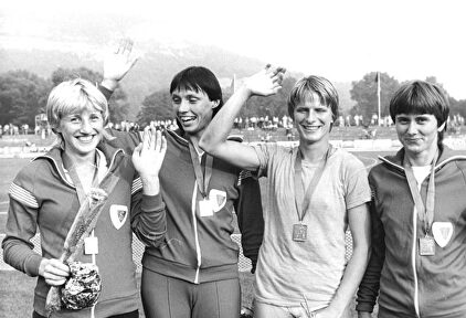 Ines Geipel (izqda) junto a Bärbel Wöckel, Ingrid Auerswald y Marlies Göhr, tras el récord del mundo del 4x100 por equipos. | Wikipedia