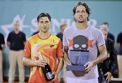 Feliciano posa junto a Ferrer con el título | Europa Press