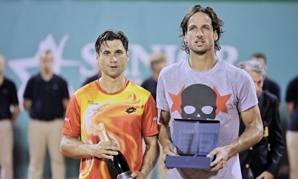 Feliciano posa junto a Ferrer con el título | Europa Press