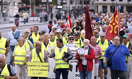 Un grupo de jubilados y pensionistas, integrantes de la "columna del norte", este lunes en Bilbao, antes de salir en su marcha hacia Madrid. | EFE
