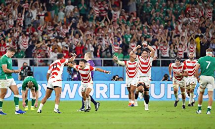 La selección japonesa de rugby celebra su victoria ante Irlanda. | EFE