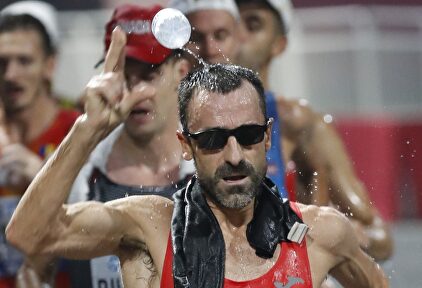 Jesús García Bragado, durante la prueba de los 50 km marcha en los Mundiales de Doha. | EFE