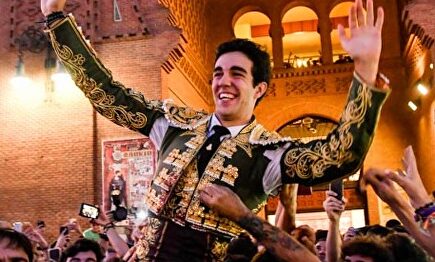 El novillero Tomás Rufo abrió la Puerta Grande de Las Ventas en la primera de la Feria de Otoño. |  Plaza 1