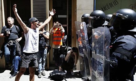 Un okupa desafía a la policía en Barcelona I EFE