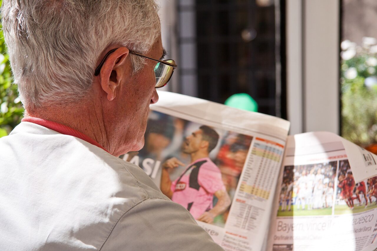 Un jubilado leyendo | EFE