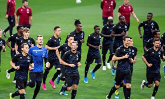 Entrenamiento del Brujas sobre el césped del Santiago Bernabéu. | EFE