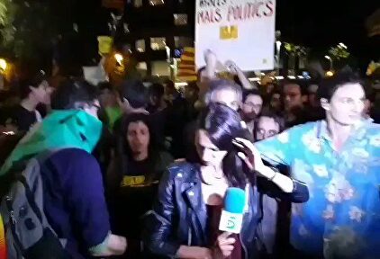 Radicales independentistas acosan a una periodista de Telecinco que informaba sobre la manifestación del 1-O