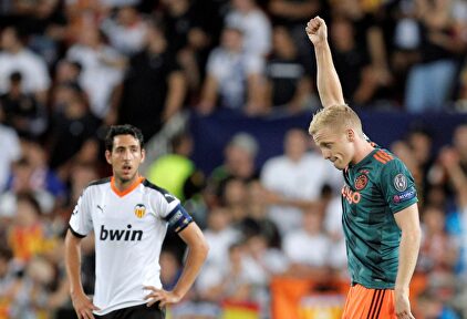 Van de Beek (d) celebra su gol al Valencia. | EFE