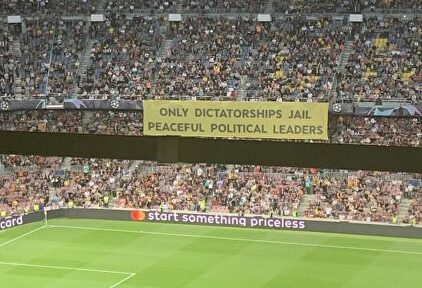 La pancarta con tintes independentistas que lució el Camp Nou en el partido contra el Inter | Captura