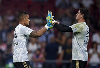 Areola y Courtois, durante el calentamiento del derbi en el Wanda Metropolitano. | Cordon Press
