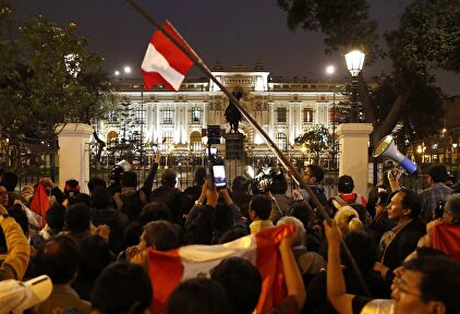 Muchos se acercaron al Congreso peruano para apoyar la decisión de Vizcarra. | EFE