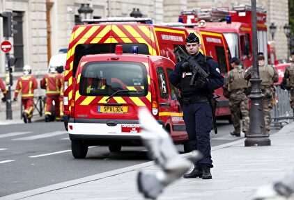 Se ha establecido un perímetro de seguridad cerca de la sede de la Policía de París. | EFE