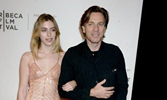 Clara Mcgregor, junto a su padre Ewan | Cordon Press