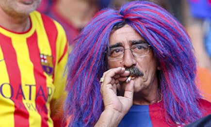 Un aficionado del Barça, fumando un cigarrillo durante un partido en el Camp Nou. | Cordon Press